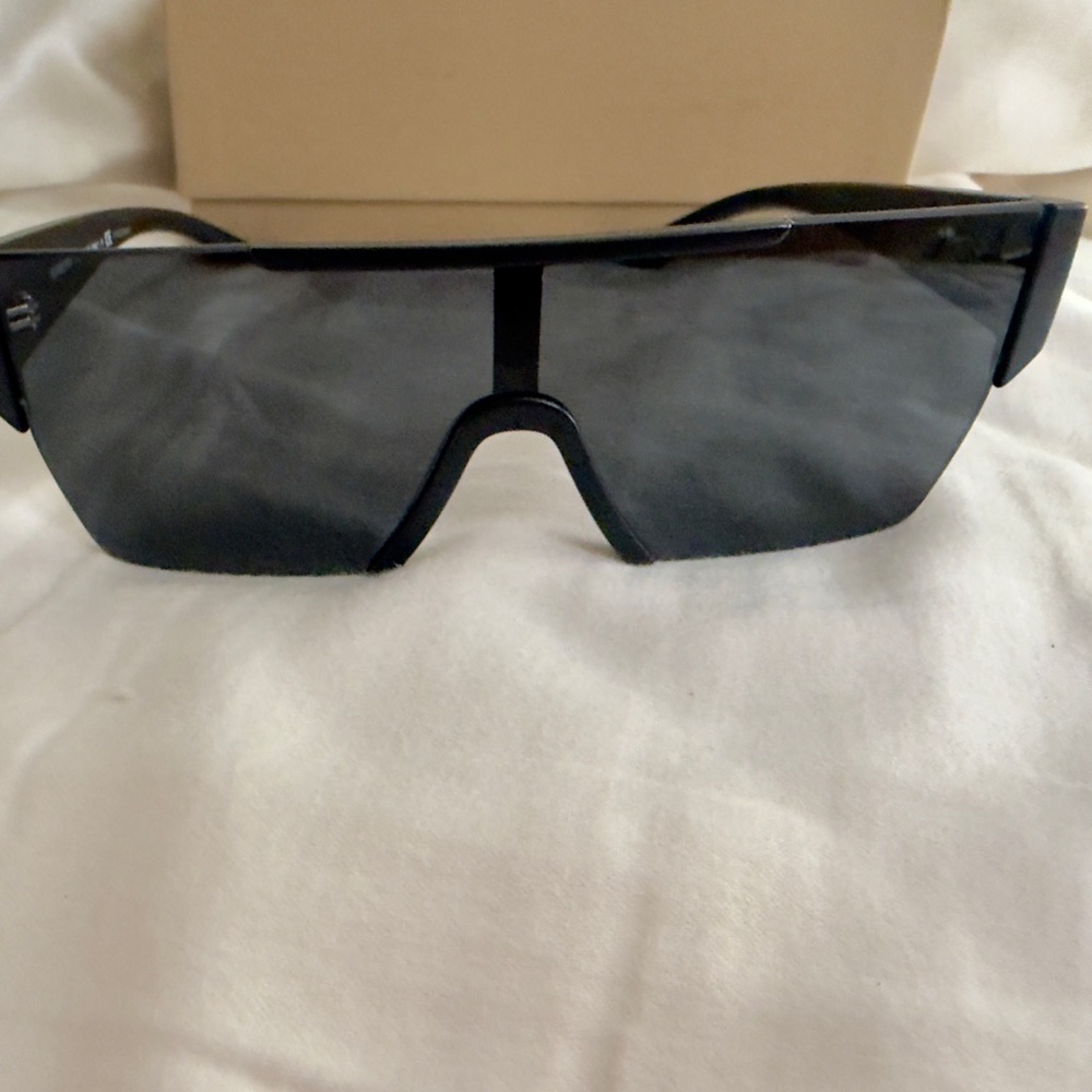 Burberry Black Sunglasses - Picture 7 of 10